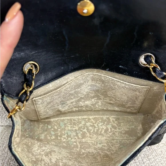 Authentic CHANEL black lambskin bicolor crossbody gold hardware - Picture 12 of 15